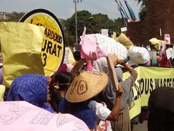 Ratusan Warga Demo Tuntut Pabrik Limbah Diduga Cemari Air Tanah Ditutup