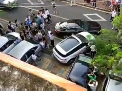 Kesal Parkir Dihalangi, Wanita Ini Tabrak Jaguar XF Hingga Ringsek