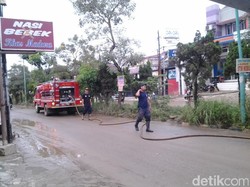 Kali ini Pemkab Bogor Sigap, Lumpur Sisa Banjir di Villa Nusa Indah Cepat Dibersihkan