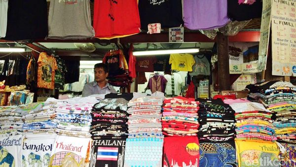 Melihat Keramaian Pasar Wat Arun Bangkok