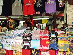 Melihat Keramaian Pasar Wat Arun Bangkok