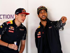 Ricciardo Tertantang dengan Keberadaan Verstappen Ricciardo Tertantang dengan Keberadaan Verstappen