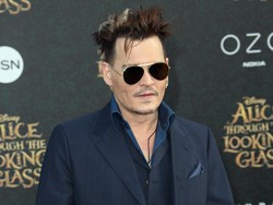 Digugat Cerai, Johnny Depp Tetap Tersenyum di Premier Film Terbaru