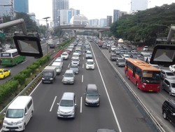 Kendaraan Antre Keluar di Semanggi, Tol Dalam Kota Macet Sejak Cawang