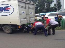 Diduga Mengantuk, Pemotor di Cideng Tabrak Mobil Pengantar Barang
