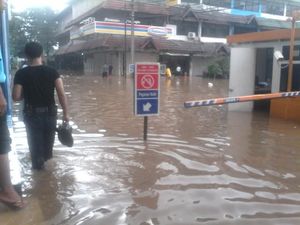 Parkiran ITC Cipulir Banjir Sebetis, Pengunjung Tenteng Sepatu Parkiran ITC Cipulir Banjir Sebetis, Pengunjung Tenteng Sepatu