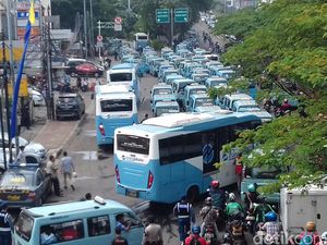 Begini Penampakan Macetnya Jl Abdullah Syafii Tebet Dikuasai Mikrolet M44
