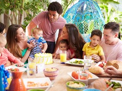 Sering Minta Anak Cium dan Peluk Teman Sebayanya? Perhatikan Dulu Aturannya