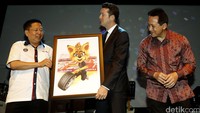 Sementara untuk klub sepakbola dalam negeri, produsen ban tersebut turut mendukung Persib Bandung, Bali United, dan Arema Cronus.
