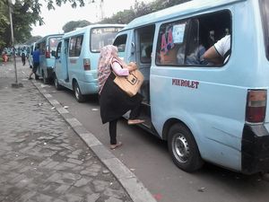 Penumpang Tak Masalah Mikrolet 44 Ngetem Lebih Jauh Setelah Ditertibkan
