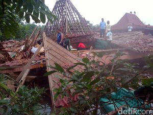 Vila di Sukabumi Ambruk, 1 Bocah Tewas dan 11 Orang Terluka Vila di Sukabumi Ambruk, 1 Bocah Tewas dan 11 Orang Terluka