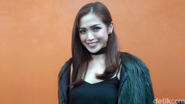 Jessica Iskandar Tampil dengan Jaket Bulu