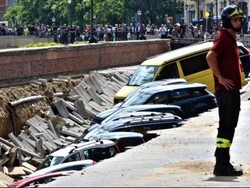 Jalan 200 Meter Ambles di Florence, Beberapa Mobil Tertelan
