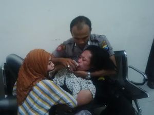 Tunggu Suami Jalani Sidang, Perempuan ini Kesurupan