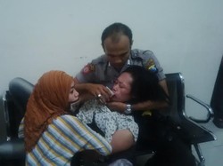 Tunggu Suami Jalani Sidang, Perempuan ini Kesurupan