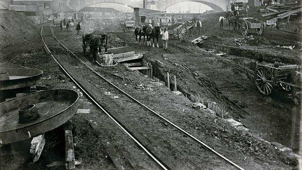 Mengintip Pembangunan MRT London Ratusan Tahun Silam