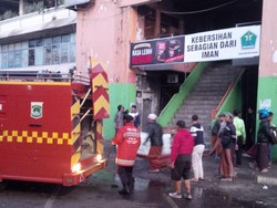 Api Masih Membakar Pasar Besar Malang, Polisi Halau Warga Tak Mendekat