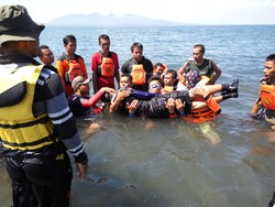 60 Anggota SAR Latihan Penyelamatan Korban Tenggelam di Pantai Boom