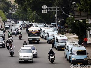 Video Polisi dan TNI Ciduk 2 Pemalak di Tanah Abang