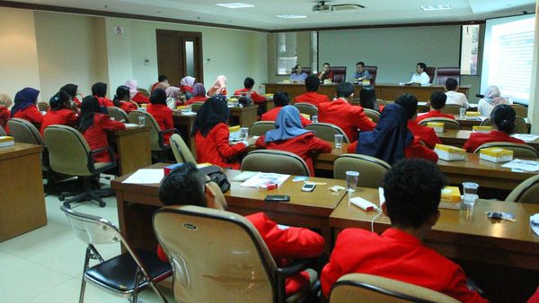 Senator Ajak Mahasiswa UNHAS Kritis Dan Beretika