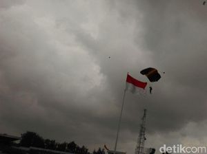 Aksi Terjun Payung Meriahkan Penutupan KKN Taruna Akpol, Akmil dan IPDN di Babel