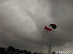 Aksi Terjun Payung Meriahkan Penutupan KKN Taruna Akpol, Akmil dan IPDN di Babel