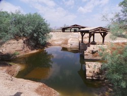 Air Suci dan Tempat Pembaptisan Yesus di Sisi Sungai Yordania