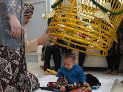 Belajar Jalan, Anak Raffi Ahmad & Nagita Jalani Tradisi Tedak Siten