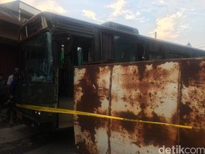 Saksi: Mobil Boks Sedang Parkir Ditabrak Bus Rindam Jaya