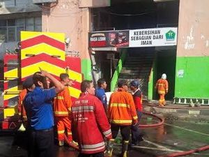 Empat Jam Berlalu, Petugas PMK Masih Melakukan Pembasahan Kebakaran Pasar Besar