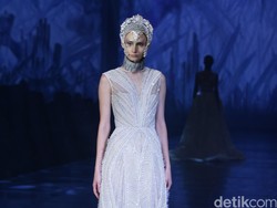 Foto: Gaun Couture Mewah Tex Saverio di Pagelaran Perdananya di Indonesia