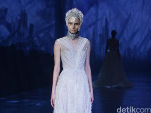 Foto: Gaun Couture Mewah Tex Saverio di Pagelaran Perdananya di Indonesia Foto: Gaun Couture Mewah Tex Saverio di Pagelaran Perdananya di Indonesia