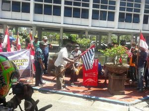 Ratusan Warga Papua Bakar Bendera Bintang Kejora: Stop Bicara Referendum! Ratusan Warga Papua Bakar Bendera Bintang Kejora: Stop Bicara Referendum!