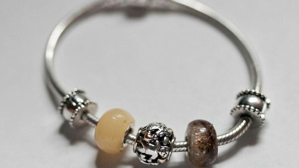 Bukan dari Emas atau Berlian, Perhiasan-perhiasan Ini Dibuat dari Air Susu Ibu