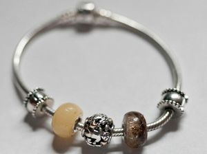 Bukan dari Emas atau Berlian, Perhiasan-perhiasan Ini Dibuat dari Air Susu Ibu