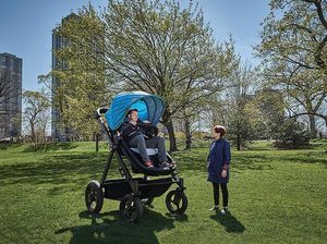 Foto: Orang Dewasa Bisa Coba Stroller Bayi Raksasa Ini