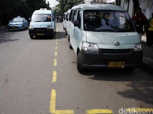 Deretan Mikrolet 44 Ngetem di Jalur Khusus