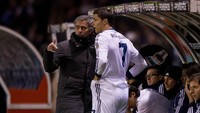 Mourinho pernah membuat Ronaldo marah dengan mengatakan, Mungkin dia berpikir dia tahu segalanya dan pelatih tidak bisa membuat dia lebih baik lagi. Mourinho juga mengatakan bahwa Ronaldo yang sebenarnya adalah Ronaldo, yang dari Brasil. (Foto: Gonzalo Arroyo Moreno / Getty Images)