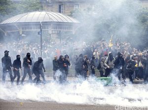 Ada Konvoi Kendaraan Blokir Lalin di Prancis, Polisi Tembak Gas Air Mata