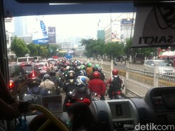Busway di Jalan Buncit Raya Jaksel Macet, Imbas Crane Mogok di Kuningan