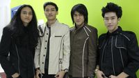Kevin Aprilio dan Band Barunya, The Red Rose