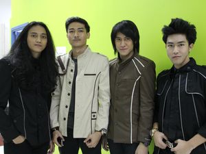 Kevin Aprilio dan Band Barunya, The Red Rose