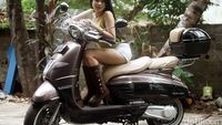 Model Layla Vitria Berpose di Atas Peugeot Django