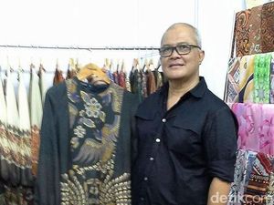 Itang Yunasz Rilis Batik Ayam Jago untuk Lebaran