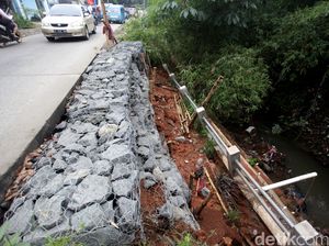 Jalan Tanah Baru Depok yang Mengerikan Mulai Diperbaiki