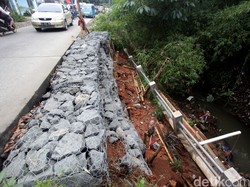 Jalan Tanah Baru Depok yang Mengerikan Mulai Diperbaiki