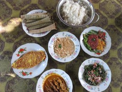 RM Suranadi: Sedap Nikmat Sate Bulayak dan Ayam Pelalah Khas Sasak