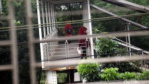 Menyeberang di JPO ini Harus Bayar Rp 2 Ribu