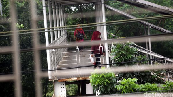 Menyeberang di JPO ini Harus Bayar Rp 2 Ribu