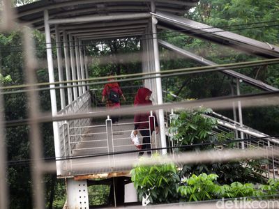 Menyeberang di JPO ini Harus Bayar Rp 2 Ribu